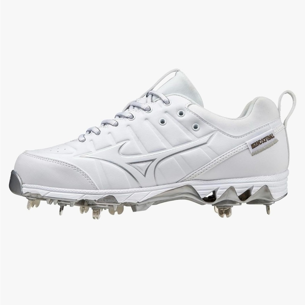 Mizuno women’s metal softball cleats BNWT
